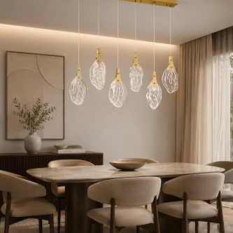 Candeeiro de teto Bellina com seis pendentes de vidro sobre mesa de jantar