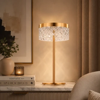 Candeeiro de mesa Bion dourado com cúpula de cristal facetado e base circular