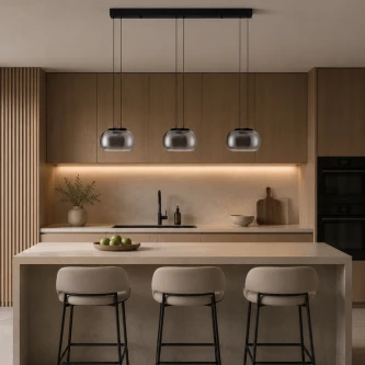 Candeeiro de teto Bios Line com três pendentes de vidro fumado sobre ilha de cozinha