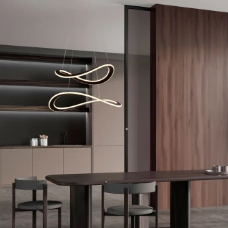 Candeeiro de teto Celestia com formas de anéis LED entrelaçados sobre mesa de jantar