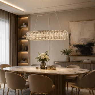 Candeeiro de teto Celysia Gold retangular com cristais suspenso sobre mesa de jantar
