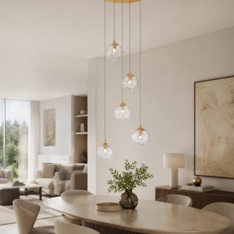 Candeeiro de teto Coen com cinco globos de vidro suspensos sobre mesa de jantar