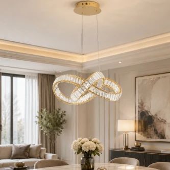Candeeiro de teto Conceto em laço infinito dourado suspenso sobre mesa de jantar