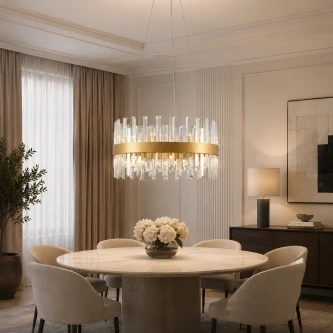 Candeeiro de teto Crown dourado com cristais sobre mesa de jantar