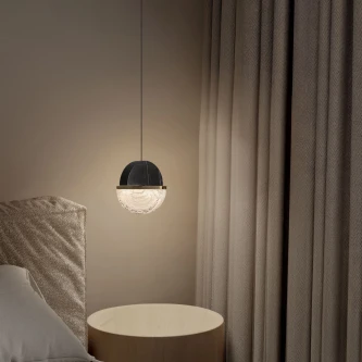 Candeeiro suspenso Dorin preto com cúpula de vidro iluminada ao lado de mesa de cabeceira