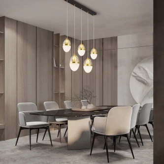 Candeeiro de teto Egna Line com cinco pendentes esféricos dourados sobre mesa de jantar