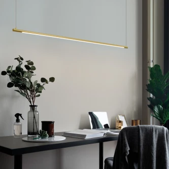 Candeeiro de teto Elettra Line linear dourado suspenso sobre secretária moderna