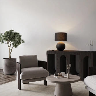 Candeeiro de mesa Ever com base esférica preta e cúpula escura sobre aparador