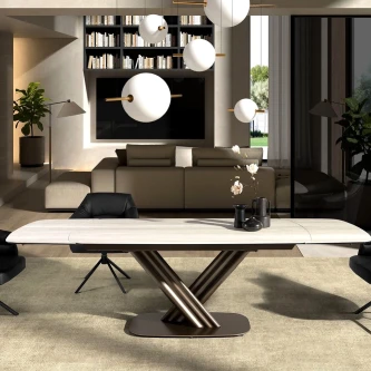 Mesa extensível Lutero com tampo claro e base metálica cruzada em sala moderna