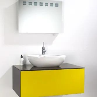 Móvel casa de banho G amarelo com tampo preto, lavatório de apoio branco e espelho