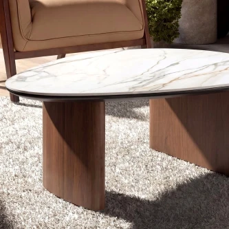 Mesa de centro triangular com tampo de mármore branco e pés curvos em madeira