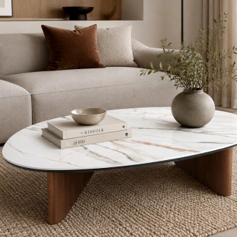 Mesa de centro Glória arredondada com tampo de mármore branco e pés de madeira