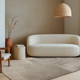 Tapete mosaico bege com padrão geométrico suave numa sala minimalista
