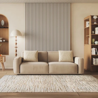Sofá bege em sala moderna com tapete neutro claro e estantes em madeira