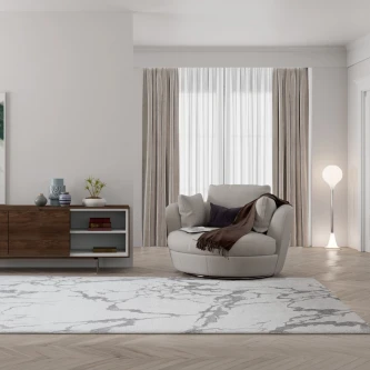 Tapete Storm branco e cinzento com padrão mármore numa sala com poltrona redonda
