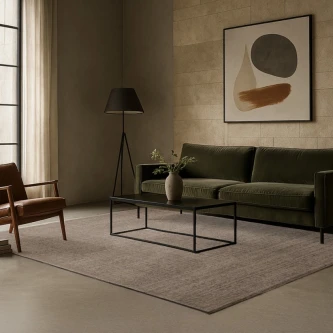Tapete tweed cinzento numa sala com sofá verde, mesa de centro e poltrona