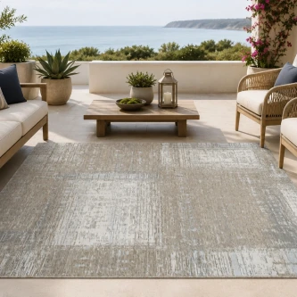 Tapete Element bege com padrão envelhecido numa esplanada com vista para o mar
