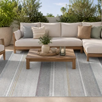 Tapete Link cinzento com riscas súteis junto a sofá e mesa de madeira