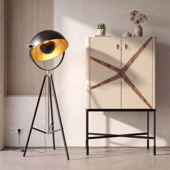 Candeeiro de chão Dilor com tripé metálico preto e interior dourado junto a móvel