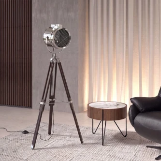 Candeeiro de pé estilo holofote de cinema em tripé numa sala moderna