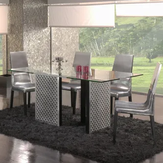 Mesa de jantar com tampo de vidro e base decorativa metálica e cadeiras prateadas