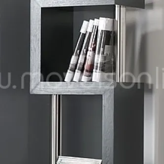 Livreiro em madeira cinzenta com nicho e revistas enroladas