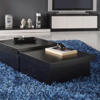 Mesa de centro preta baixa com tampo duplo sobre tapete azul peludo