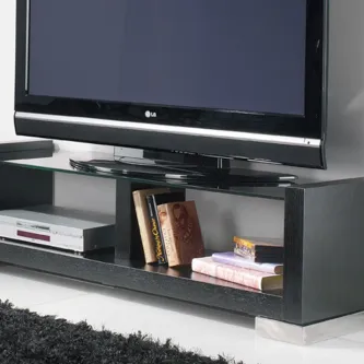 Móvel TV preto com televisor LCD, prateleira com livros e leitor multimédia