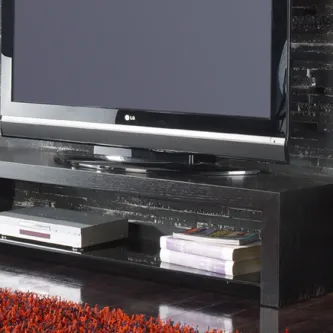 Móvel preto com televisão LCD, prateleira inferior com leitor e livros empilhados