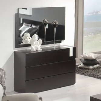 Cómoda com moldura e espelho, três gavetas, anjos decorativos e vasos prateados