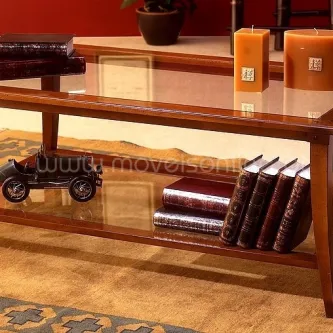 Mesa de centro Allegro em madeira com tampo de vidro, prateleira inferior, livros e velas