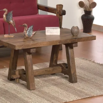 Mesa de rústica cunha em madeira maciça com enfeites decorativos sobre tapete