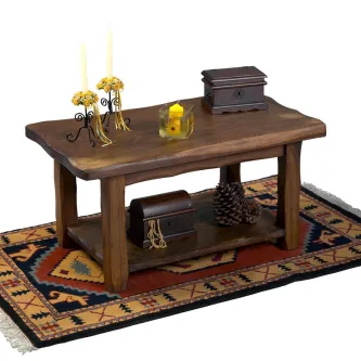 Mesa de centro rústica retangular em madeira com prateleira, caixas, vela e candeias