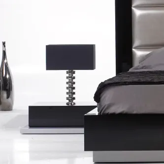 Mesa de cabeceira Coimbra preta lacada com candeeiro e base prateada junto à cama