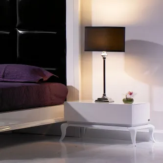 Mesa de cabeceira Coimbra branca com pernas curvadas, candeeiro e planta