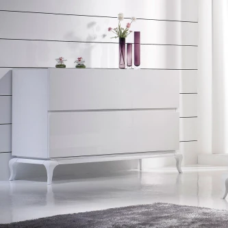 Cómoda Coimbra branca minimalista com pernas curvas e vasos decorativos no topo
