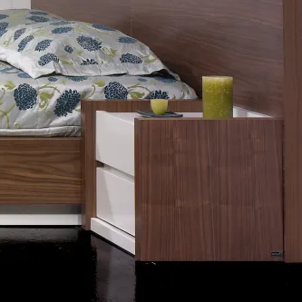 Mesa de cabeceira Coimbra em madeira com duas gavetas brancas junto à cama