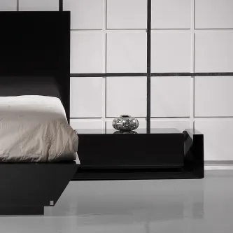 Mesa de cabeceira Coimbra preta minimalista ao lado de cama com vaso decorativo