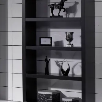 Livreiro Coimbra em madeira escura com prateleiras e objectos decorativos