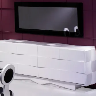 Aparador Coimbra branco lacado moderno com espelho retangular e parede roxa