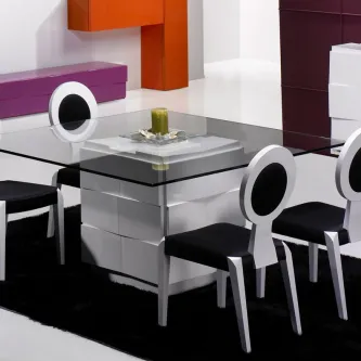 Mesa de jantar Coimbra com iluminação, tampo de vidro e base branca em blocos, cadeiras negras