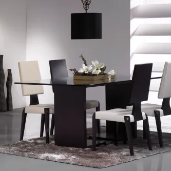 Mesa de jantar Coimbra com tampo de vidro e cadeiras estofadas em preto e creme