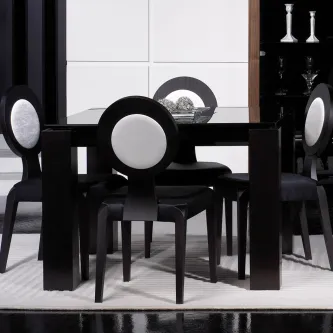 Cadeira Coimbra preta com encosto circular branco junto a mesa de jantar