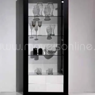 Vitrine Coimbra preta com porta de vidro e prateleiras a mostrar copos e vasos