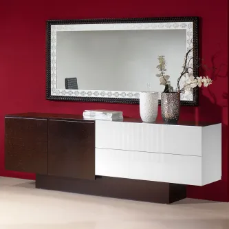 Aparador Porto branco e castanho com espelho retangular e vasos decorativos