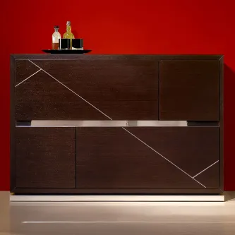 Movel Bar Porto em madeira escura com puxador metálico e garrafas no tampo