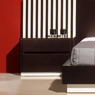 Mesa de cabeceira 16 Porto em madeira escura com duas gavetas ao lado da cama