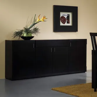 Aparador Pentagono preto com três portas, vaso com flor tropical e quadro na parede