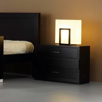 Mesa de cabeceira Pentagono preta com três gavetas e candeeiro quadrado
