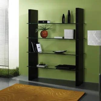 Livreiro Sette estante preta com prateleiras de vidro, livros e objetos decorativos